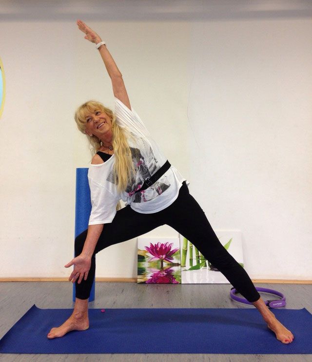 Ingrid in der Yoga-Figur Triangle